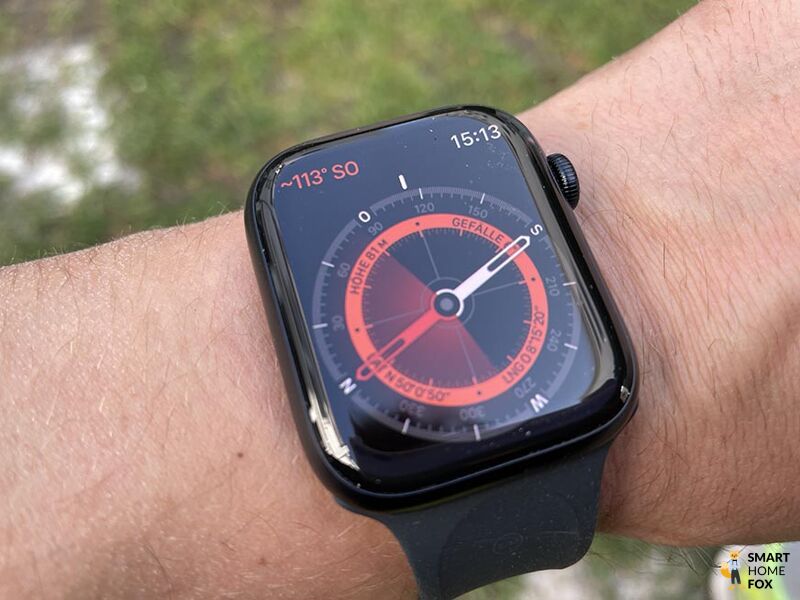 Man sieht den Kompass auf der Apple Watch Series 7.